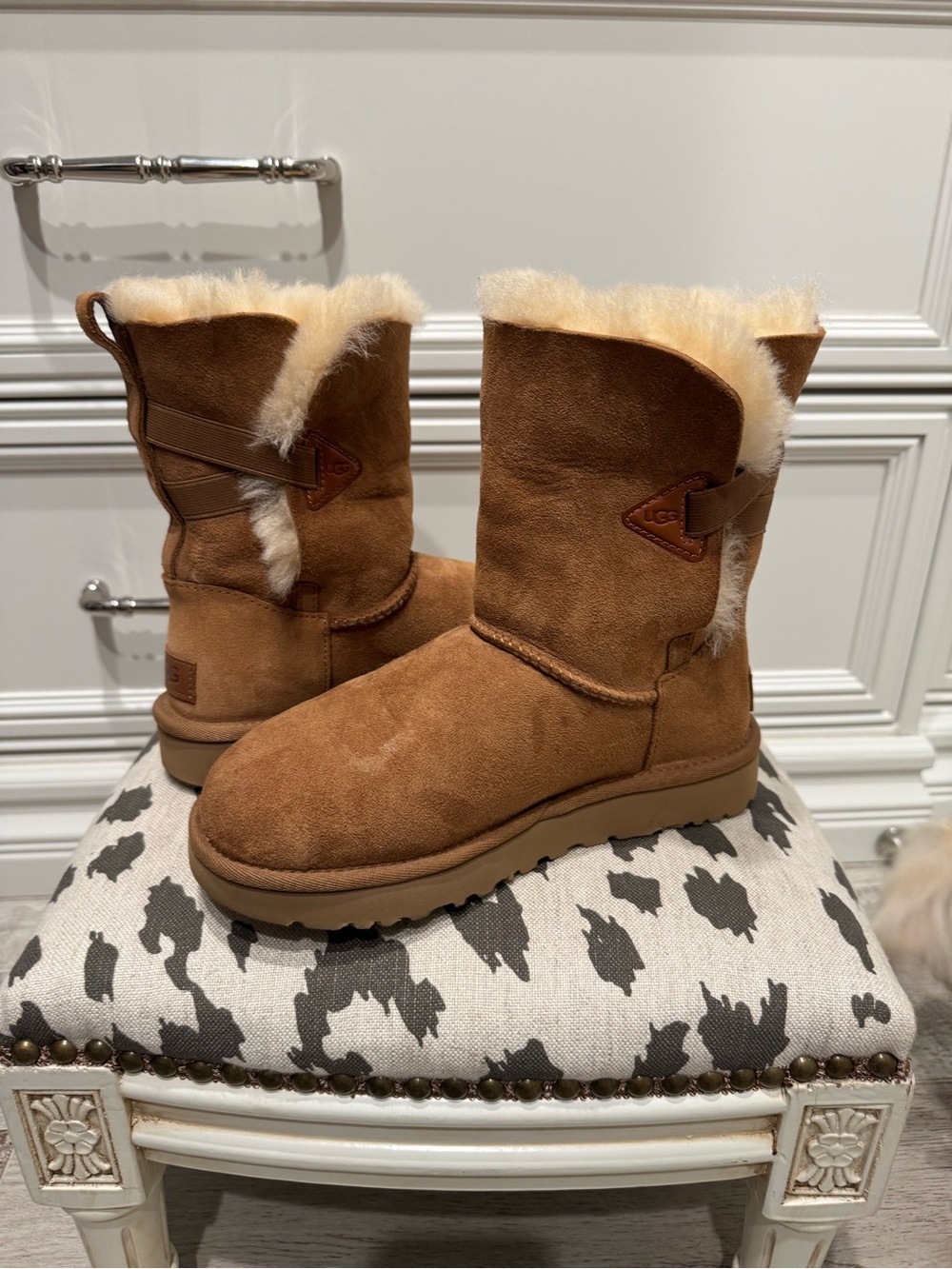 UGG Classic Short Shearling Boots in Chestnut Brown